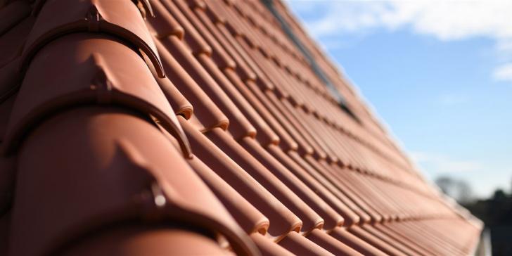 gedecktes Dach mit roten Ziegeln