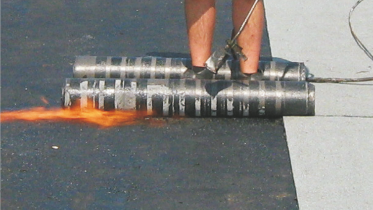 Hasse Dachbahnen aufbringen